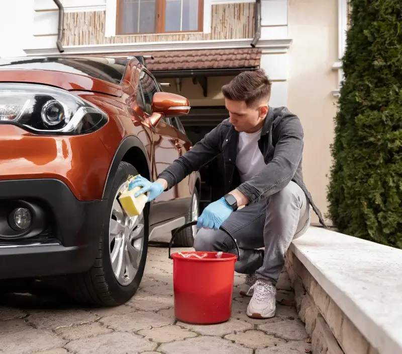 Lavage auto à domicile Carcarès-Sainte-Croix : professionnel intervenant sur un véhicule